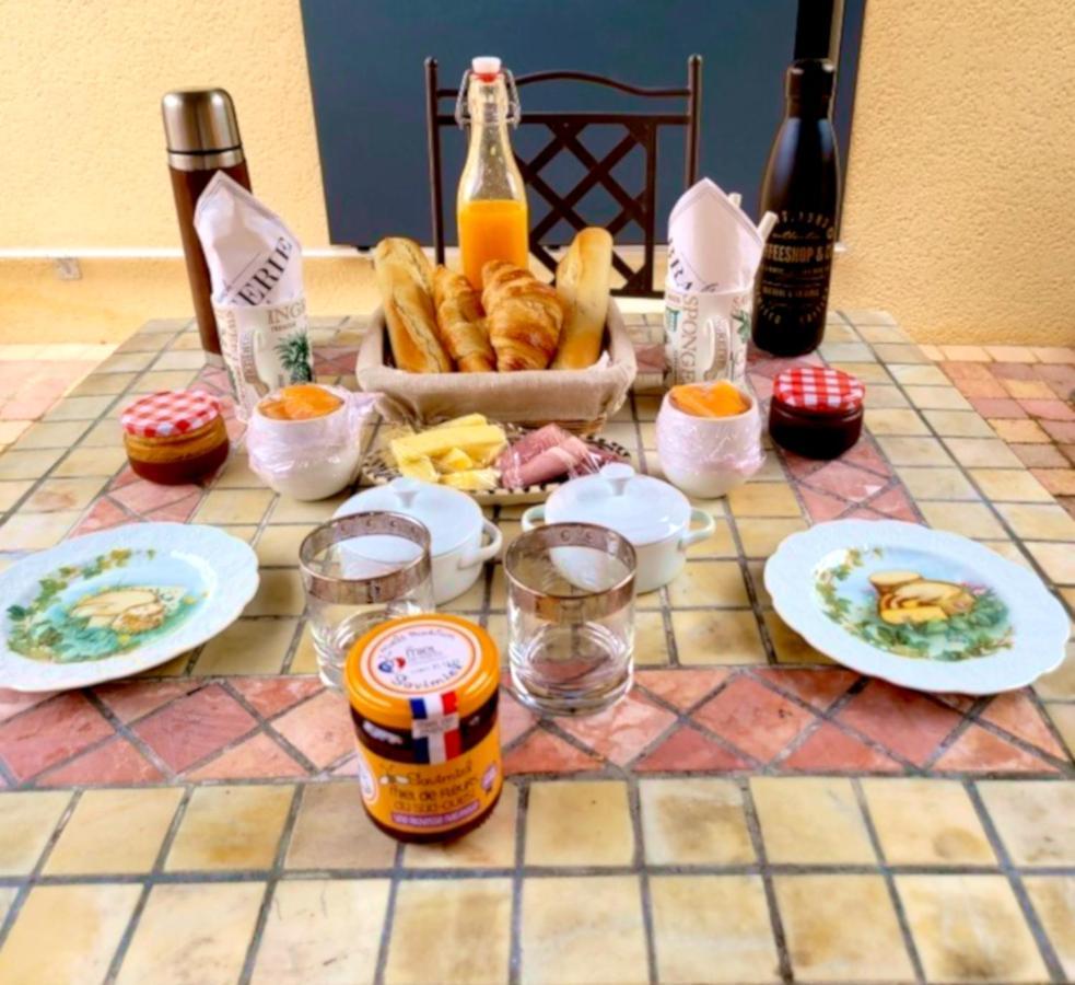 Au Son De L Angelus Bed and Breakfast Moncrabeau Buitenkant foto